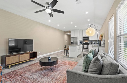 Sherman Apartment | Modern Clean, Near Austin College & Fully Equipped