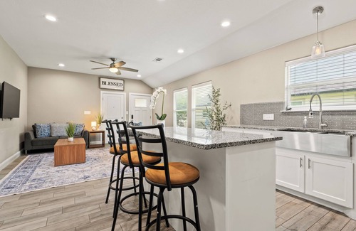 Sherman Apartment | Modern Clean, Near Austin College & Fully Equipped