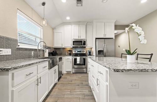 Sherman Apartment | Modern Clean, Near Austin College & Fully Equipped