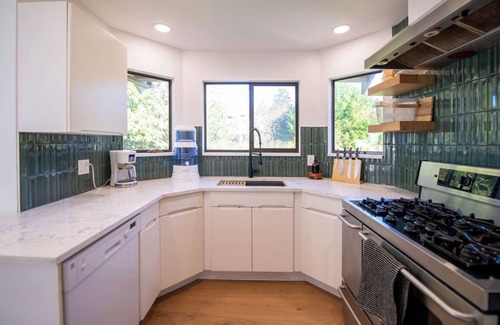 West Sechelt House | Modern Coastal Retreat | 1 Block To The Ocean