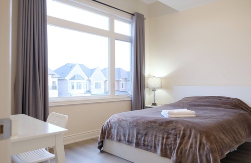 Richmond Hill House | Modern Comfort and Spacious Living in Bayview Avenue Retreat