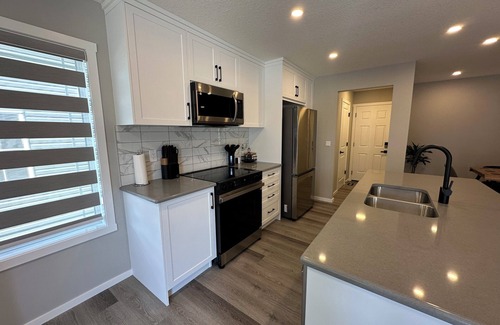 Airdrie House | ✨ Modern Comfort in a Newly Built 3-Bedroom Townhome ✨