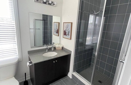Gormley House | Modern Comfort in Richmond Hill: 3BD Home