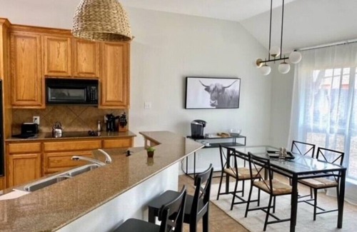 Keller House | Modern Comfort in Keller w/King, Garagen
