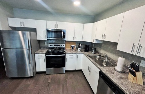 Downtown Des Moines Apartment | Modern Comfort Meets Affordable Luxury – Your Perfect Stay Awaits!