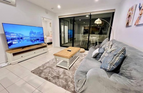 Macgregor Apartment | Modern Comfort near Westfield