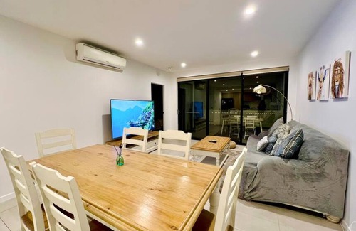 Macgregor Apartment | Modern Comfort near Westfield