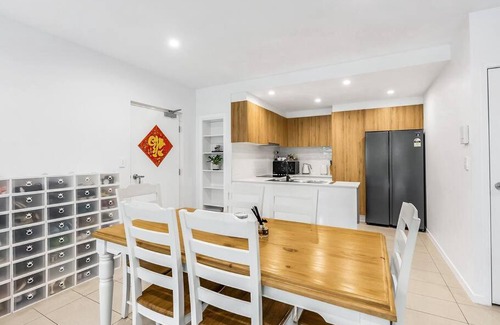 Macgregor Apartment | Modern Comfort near Westfield