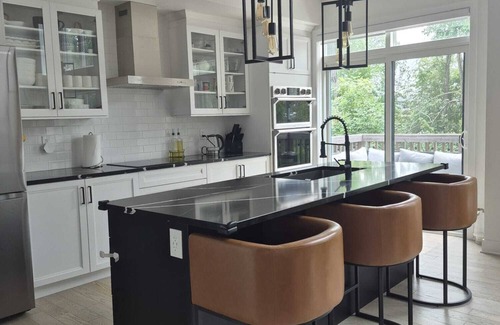 Kemptville House | Modern Comfort + Private View. 30 mins to Ottawa downtown and Airport.