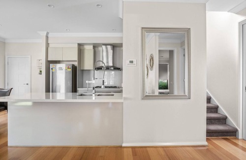 Nunawading House | Modern Comfort townhouse near BoxHill