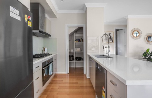 Nunawading House | Modern Comfort townhouse near BoxHill