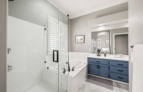 Lincoln House | Modern & Comfortable with Luxury Master Suite