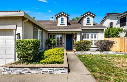 Lincoln House | Modern & Comfortable with Luxury Master Suite