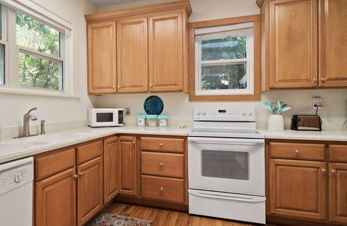 Gainesville House | Modern Comforts in a Vintage Home near U. F.