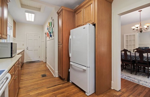 Gainesville House | Modern Comforts in a Vintage Home near U. F.