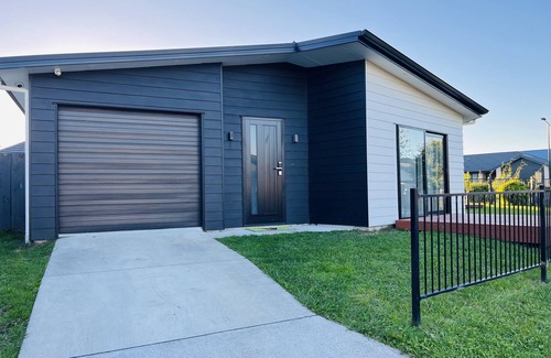 Hamilton House | Modern Comfy 3 Bedrooms House in Chartwell