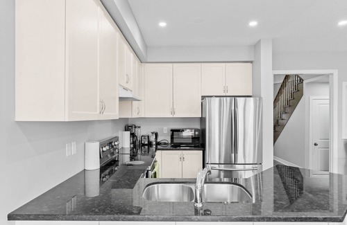 Brampton House | Modern Comfy ~ 4 Bedroom, 3.5 Washroom ~ Specious and Family-Friendly ~ Brampton