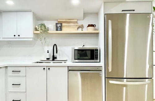 Durham Region Apartment | Modern & Comfy Getaway | Near Delpark Homes Centre