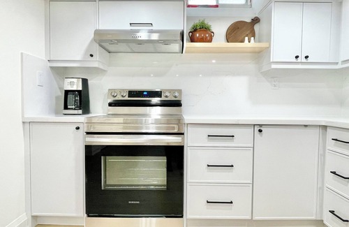 Durham Region Apartment | Modern & Comfy Getaway | Near Delpark Homes Centre