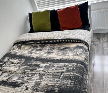 Glasgow Apartment | Modern Comfy One Bed Apartment - Free Parking