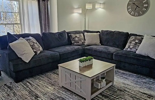 Landen House | Modern, Comfy & Spacious - Family & Work friendly!
