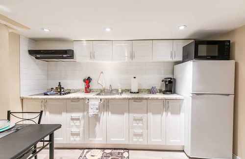 Earlscourt Apartment | Modern Condo in the Heart Of St Clair West!