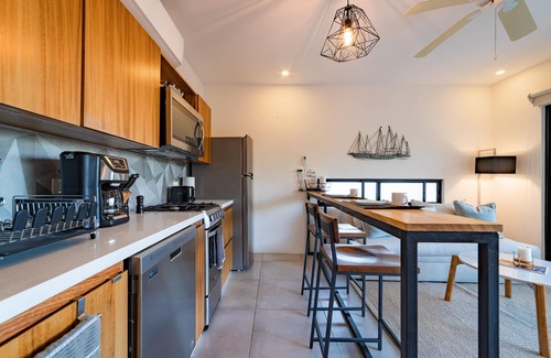 R Condo | Modern condo in cetral location