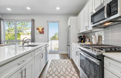 New Orleans Condo | Modern Condo near the French Quarter with Pool!