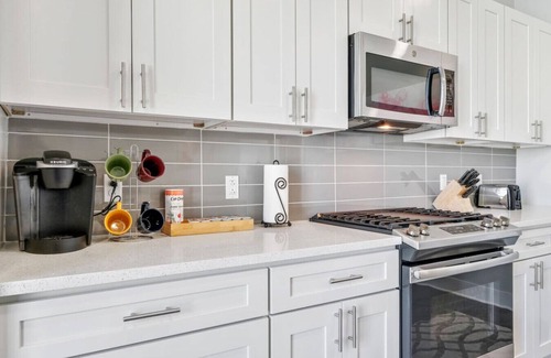 New Orleans Condo | Modern Condo near the French Quarter with Pool!