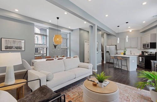 Near West Side House | Modern Condo Oasis in the Heart of Chicago