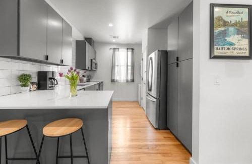 East Cesar Chavez Apartment | Modern Condo with Parking - B