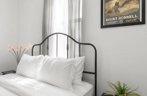 East Cesar Chavez Apartment | Modern Condo with Parking - B