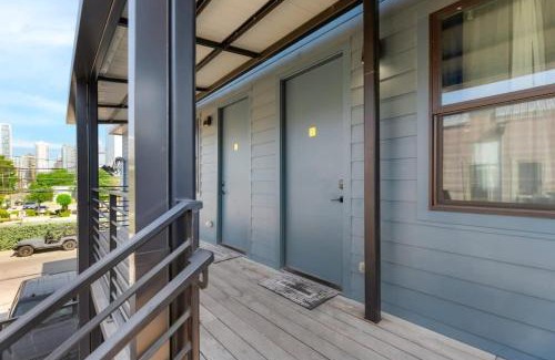 East Cesar Chavez Apartment | Modern Condo with Parking - B