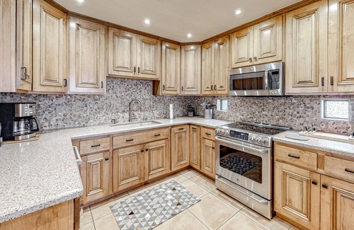 North Scottsdale Condo | Modern Condo with Shared Pool/Hot Tub, High-Speed WiFi, Central AC, Private W/D