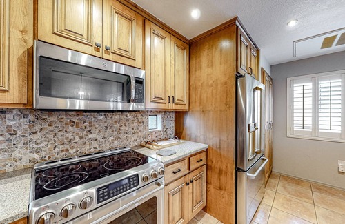 North Scottsdale Condo | Modern Condo with Shared Pool/Hot Tub, High-Speed WiFi, Central AC, Private W/D