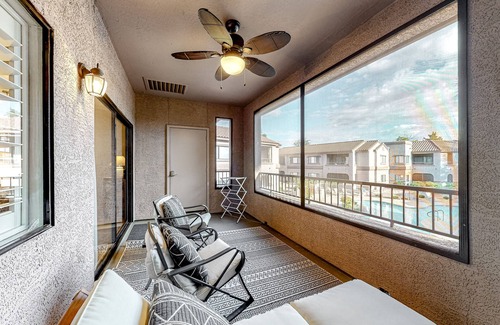 North Scottsdale Condo | Modern Condo with Shared Pool/Hot Tub, High-Speed WiFi, Central AC, Private W/D