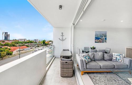 Southport Apartment | Modern Contemporary Southport Apartment - CoastHM