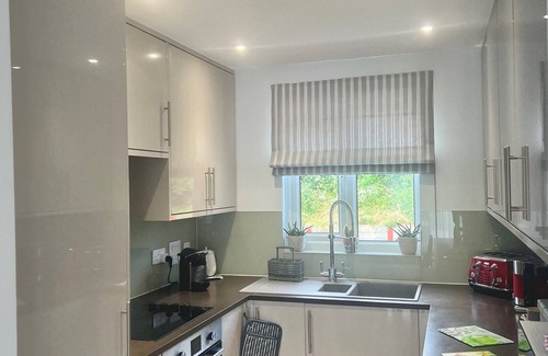 South Cerney House | Modern Cotswold Home w/Hot Tub
