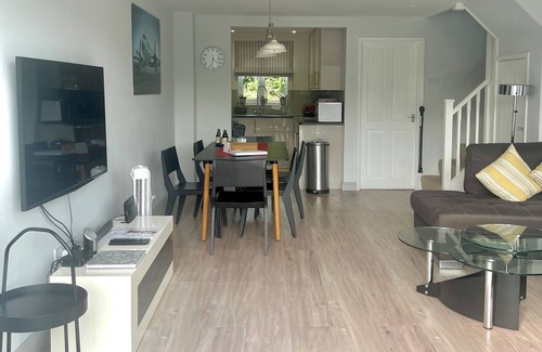South Cerney House | Modern Cotswold Home w/Hot Tub