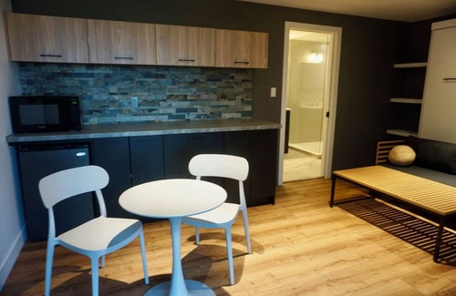 Bewdley Cottage | Modern cottage at Rice Lake with breathtaking sunset views