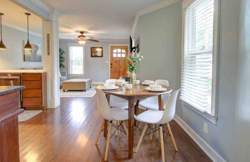 Huntsville House | Modern Cottage/Close to DNTN/Self Check-In/Parking
