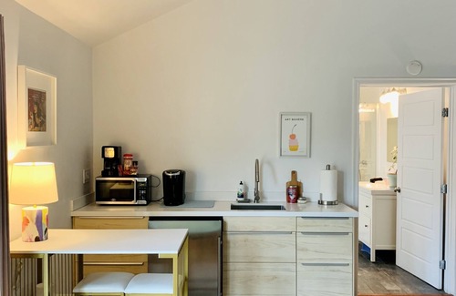 Burbank House | Modern Cottage Hideaway detached guesthouse in a quaint walkable neighborhood.