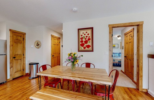 Estes Park Cottage | Modern Cottage; Mt Views, Wildlife, Location, Hot Tub, EV & 420 Friendly