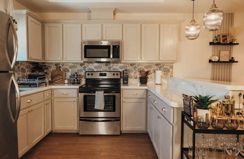 Edinburg Apartment | Modern Cottage Style Apt-King Bed near UTRGV & DHR