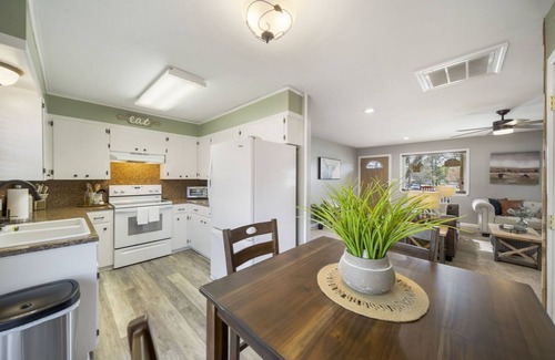 Muskogee House | Modern Country Gem/Huge Yard/Coffee Bar/King Bed