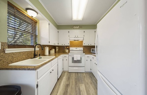 Muskogee House | Modern Country Gem/Huge Yard/Coffee Bar/King Bed