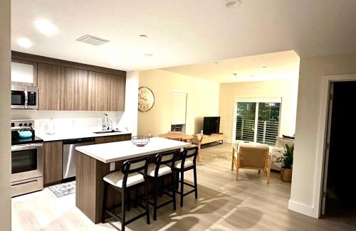 Parkside Apartment | Modern Cozy 2 bedroom FREE Parking & High Speed Wifi