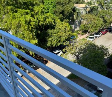 Parkside Apartment | Modern Cozy 2 bedroom FREE Parking & High Speed Wifi