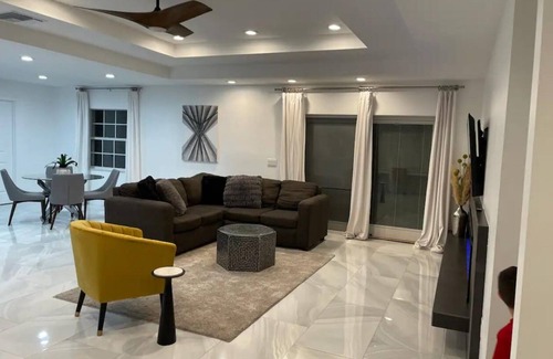 Greater Northdale House | Modern & Cozy 2-bedroom house on 5 acres only 5 minutes from Carrollwood.