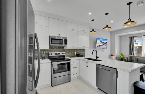 Durham Region House | Modern & Cozy 3BR Home in Oshawa